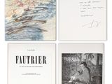 quatre livres sur fond blanc, accompagnés d'illustrations en noir et blanc