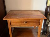 une petite table en bois avec un tiroir en dessous