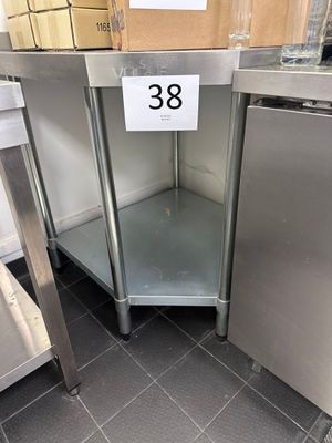 une étagère métallique portant un numéro, dans un magasin