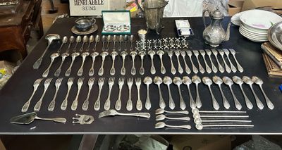 une table avec beaucoup d'argenterie