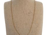 gros plan d'un torse de mannequin portant un collier