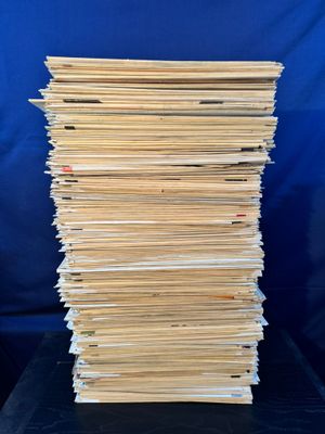 une pile de papiers posée sur une table noire
