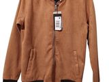 une veste marron avec une bande rayée noire et blanche autour du col