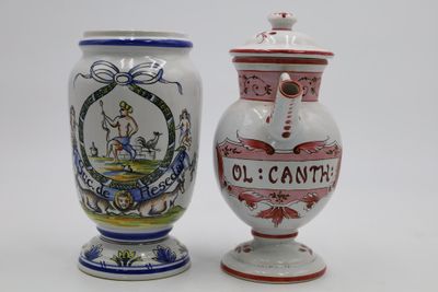 Lot en faience comprenant : Une chevrette médicinale en faie…