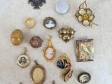 de nombreux types de bijoux différents qui traînent par terre