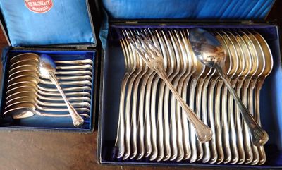 beaucoup de cuillères et de fourchettes en argent dans une boîte bleue