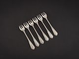 un lot de six fourchettes en argent sur fond noir