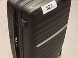 un bagage posé sur le sol