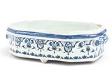 un bol bleu et blanc orné d'un motif floral