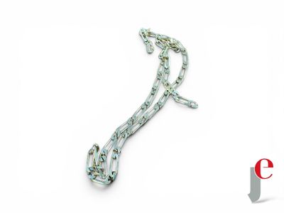 un collier en argent muni d'une chaîne, posé sur une surface blanche