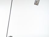 l'image d'une lampe posée sur une table