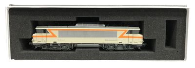 un petit train dans une boîte noire sur fond blanc