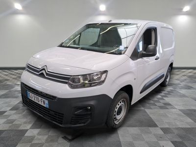 la camionnette blanche est garée sur le sol en damier d'une pièce
