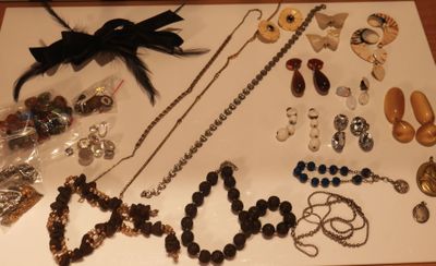 de nombreux colliers et bracelets différents disposés sur une table