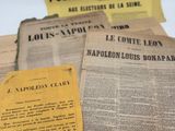 plusieurs vieux journaux empilés les uns sur les autres sur une table