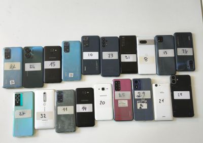a lot of cell phones that are sitting on a table