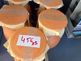 six pots de beurre de cacahuète posés sur une étagère dans un magasin