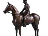 statue en bronze représentant un homme à cheval sur fond blanc