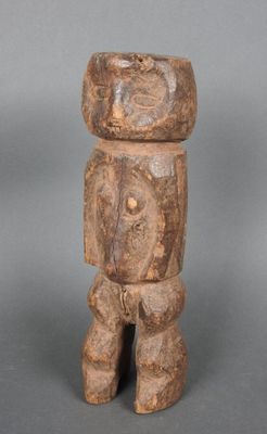 un gros plan d'une statue en bois posée sur une surface grise