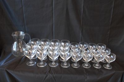 Lot de 12 verre à pied à eau, 12 verres à vin, une carafe