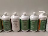 six flacons de lotion posés les uns à côté des autres sur une table