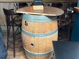 un bar avec un tonneau en bois posé sur la table