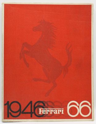 une affiche rouge et noire sur laquelle figure un cheval vu de dos