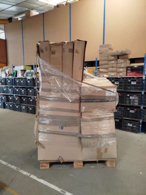 des cartons empilés les uns sur les autres dans un grand entrepôt