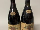 deux bouteilles de vin posées l'une à côté de l'autre sur une table