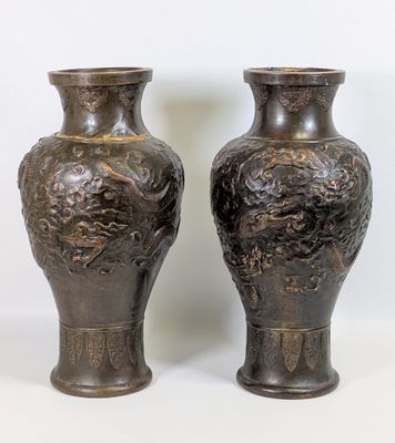 Japon début XXe, paire de vases balustres en cuivre, à décor…