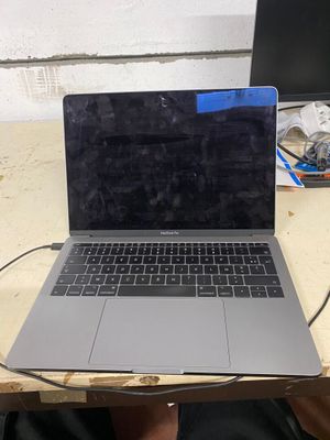 un ordinateur portable posé sur une table en bois