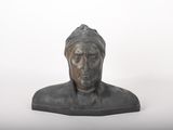 statue d'un homme coiffé d'un chapeau sur fond blanc