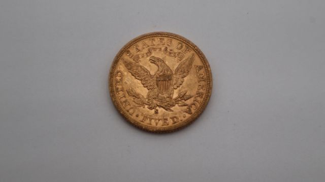 Une pièce de monnaie en or à valeur faciale de cinq dollars USA L...