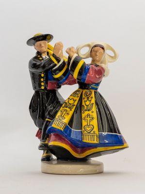 une figurine représentant un homme et une femme en train de danser
