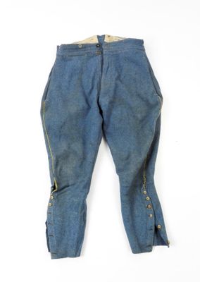 un vieux jean bleu avec des boutons sur les côtés