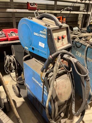 une machine bleue qui se trouve dans un garage