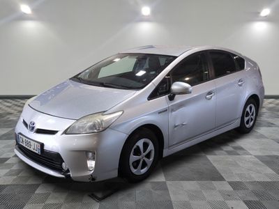 une photo d'une Toyota Prius argentée garée sur un sol à damier