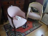 deux chaises posées sur un tapis dans une pièce