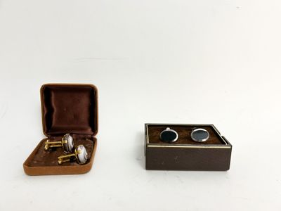 Deux paires de boutons de manchettes, l'une à monture en mét…