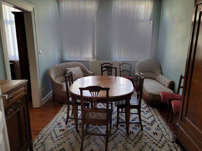 une table de salle à manger et des chaises dans un coin de la pièce