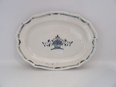 une assiette bleue et blanche ornée d'une couronne