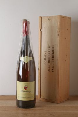 une bouteille de vin posée à côté d'une caisse en bois