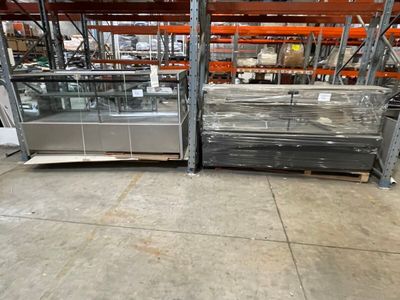 une grande vitrine au milieu d'un entrepôt