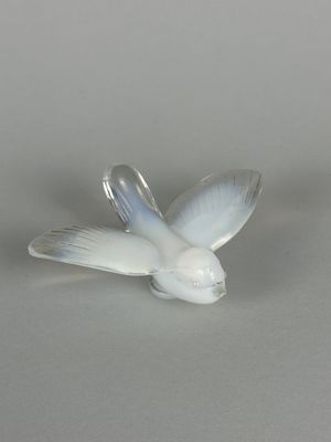 Sujet en verre opalescent en forme d'oiseau en vol.