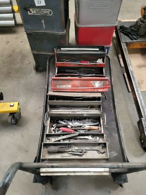de nombreux outils qui traînent sur une table dans le garage