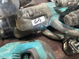de nombreux outils posés ensemble sur une table