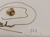 gros plan d'un collier et d'une bague sur une table