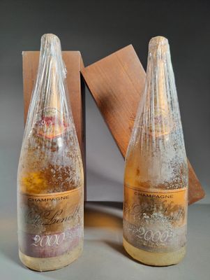 deux bouteilles de vin posées l'une à côté de l'autre sur une table