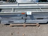 une pile de grilles en acier posée sur une palette