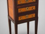 une image représentant une petite table en bois avec des tiroirs